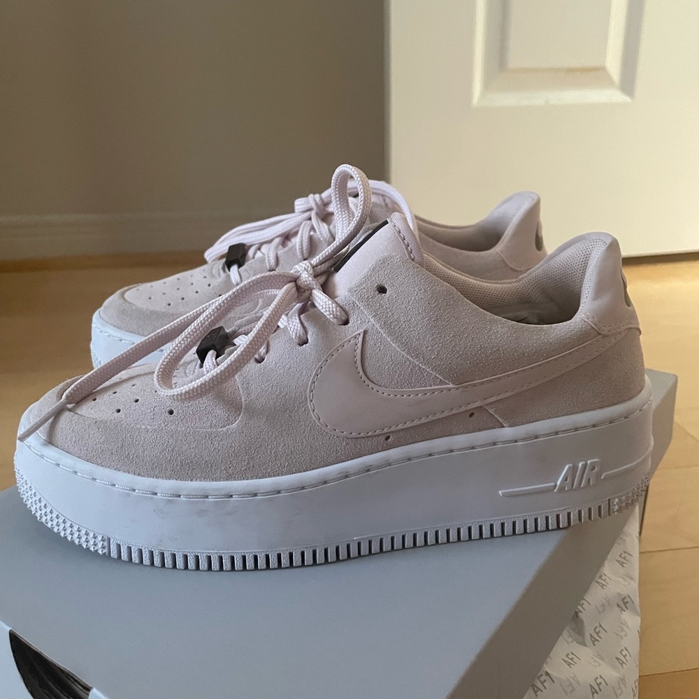Nike Air Force 1 Sage Low
Barely Rose (W) Size 6.5 barely worn